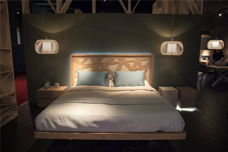 现代风卧室如何搭配合适的床头灯?