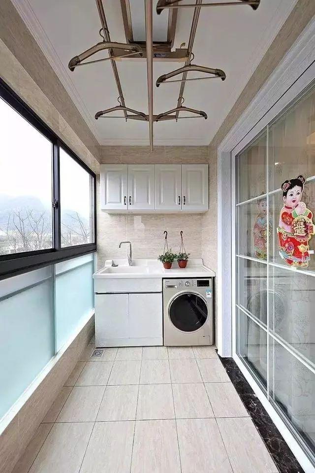 洗衣机放在阳台,可以节省很多卫生间的空间,但还得注意阳台防晒问题