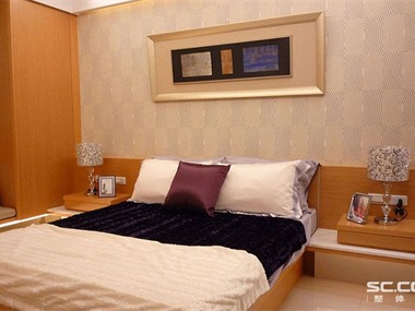 常见的沙发配置之外，墙侧处安排入卧榻家私，扩充款待