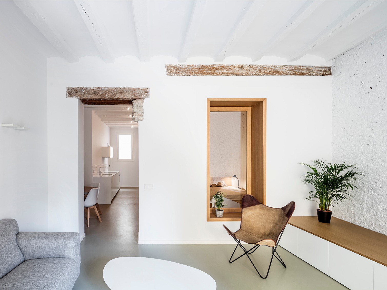 巴塞羅那TS01公寓翻新：提升空間與采光品質，同時保留舊的建筑元素