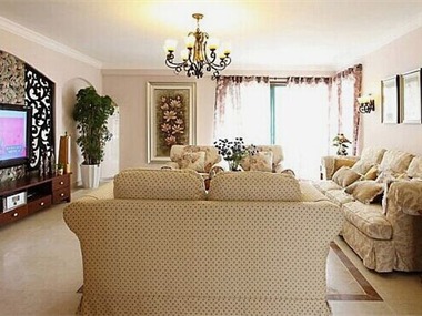 客厅田园布艺沙发和木质的茶几，镂花电视背景墙很通透